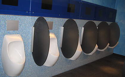 Cinema com urinóis sem água de URIMAT