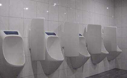 Urinóis sem água em um cinema